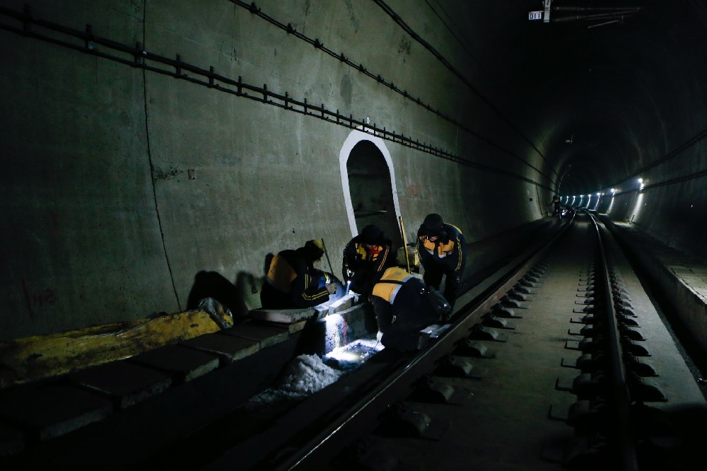 朝阳铁路运营隧道病害现状